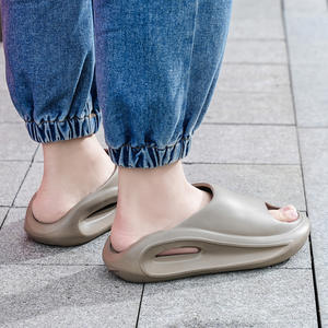 BreezeStep Erkek Özel Logolu EVA Nefes Alabilen Su Geçirmez Açık Hava Terlikleri Kaymaz Kalın Tabanlı Günlük Yazlık Terlikler - Product Image 5