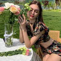 2022 חדש אופנה נערה צעירה חם סקסי שחור ביקיני חוף ללבוש פרח דפוסים ססגוניות שתי חתיכות סט לשחות ללבוש ביקיני נשים