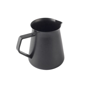Jarra Minimalista de Metal Negro para Espumar Leche, 800 ml, Accesorio Duradero para Café y Té - Product Image 5