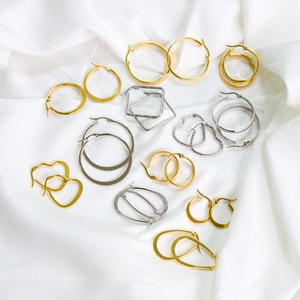 Pendientes de Aro Grandes Más Vendidos, Pendientes de Aro de Acero Inoxidable con Forma de Corazón Simple, Pendientes de Aro Personalizados con Nombre - Product Image 1