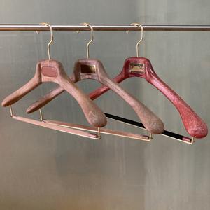 Cintres de style néerlandais pour les magasins de vêtements français et les maisons de style français, personnalisables - Product Image 1