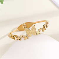 Bracelet tendance pour le quotidien en acier inoxydable et titane, avec motif papillons ailés plaqué or, style délicat et frais