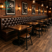 Ensemble de mobilier de restaurant commercial de luxe Ron Group : Chaise en métal personnalisée, table carrée en bois massif, banquette en cuir capitonnée à dossier haut