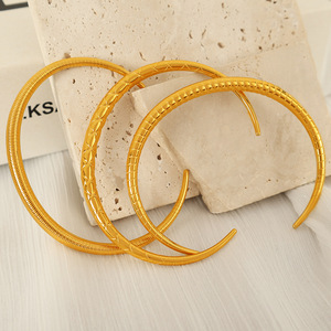 Bracelet Rétro Français Style Chinois Creux Rayé en Acier Titane Poli Tendance Ouvert Empilable Bijou Unisexe - Product Image 2