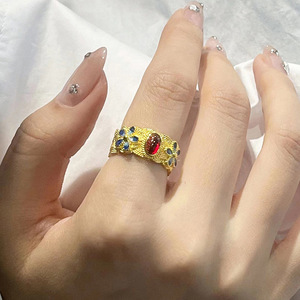Bague ouverte ajustable à motif floral orné pour femme, bijou de mode vintage style palais - Product Image 2