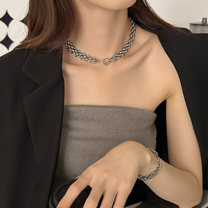 <span class=keywords><strong>Collier</strong></span> chaîne à maillons cubains à la mode pour femmes <span class=keywords><strong>Collier</strong></span> chaîne simple en acier inoxydable plaqué or 18 carats - Product Image 4