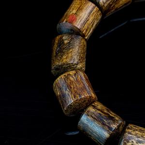 Bracelet de perles de bois d'agar de qualité supérieure, presque immergeables, en forme de baril, en bois d'Oud vieilli, bijoux Feng Shui faits à la main - Product Image 3
