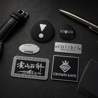 Étiquette métallique en alliage de zinc plaqué pour vêtements et accessoires, personnalisable avec fixation à languette, position de trou personnalisée
