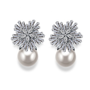 ต่างหูแต่งงานแบบติดหูประดับเพชรคิวบิกเซอร์โคเนียรูปเกล็ดหิมะสีขาวแดง รุ่น RAKOL EP075 - Product Image 1