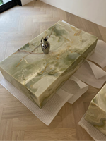 Table basse rectangulaire de luxe en onyx vert, finition brillante, piétement en pierre naturelle, table centrale pour la décoration du salon à la maison