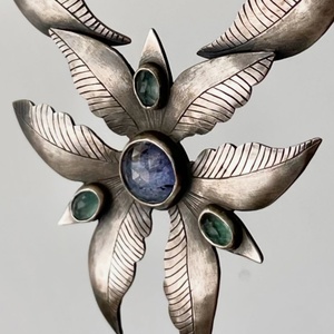 สร้อยคอเซราฟิมงานฝีมือจากทองแดง แทนซาไนต์ และอะพาไทต์ - ชิ้นงานที่ไม่เหมือนใคร - สร้อยคอรูปดอกกล้วยไม้ - Product Image 1