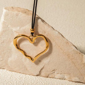 Collar Ajustable de Acero Inoxidable y Oro de 18k con Corazón Grande y Cordón Negro de Alta Calidad - Product Image 3