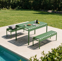 Ensemble table et bancs d'extérieur modernes en métal, revêtement poudré, rectangulaire, pour projets commerciaux de jardins et cafés