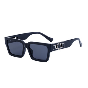 Gafas de Sol para Hombre con Marco Rojo Cuadrado, Lentes de PC con Protección UV400, Gafas de Moda para Viajes y Actividades al Aire Libre - Product Image 4