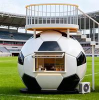 Restaurant en plein air avec casque de football géant créatif, lieu photo viral sur internet
