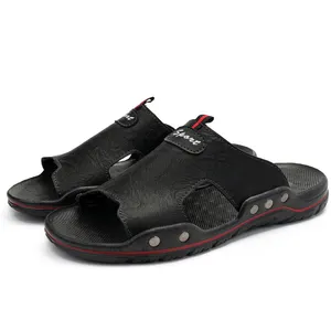O OEM da fábrica com logotipo personalizado de suporte ao novo design vende diretamente sandálias para homem chinelos de PU