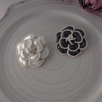 Broche de flores para mulheres, moda vintage de alta qualidade de pérolas esmalte branco preto
