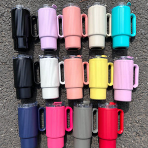 Gobelet isotherme à double paroi en acier inoxydable de 40 oz avec couvercle à 3 ouvertures, poignée et paille, maintien thermique 24-36 heures - Product Image 1