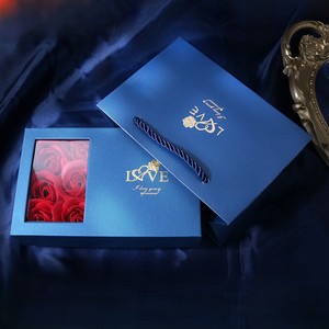 Elegante caja de almacenamiento de joyas con temática de rosas con Vista de ventana transparente Material de papel Premium Flor eterna ideal - Product Image 1