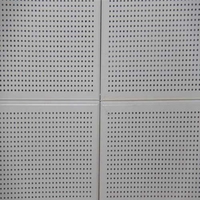 Panneau perforé blanc en alliage d'aluminium de conception moderne ignifuge étanche à l'humidité plafond suspendu forme de tuile carrée réduction du bruit