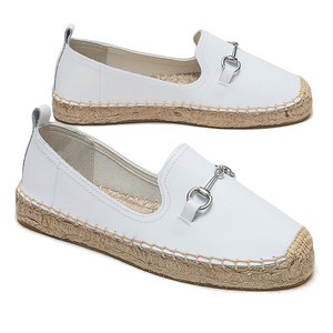 <span class=keywords><strong>Espadrilles</strong></span> décontractées d'été pour femmes en cuir blanc à bout fermé avec boucle métallique et semelle tressée - Product Image 2