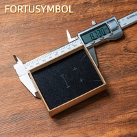 FORTUSYMBOL Collier pendentif scapulaire chrétien personnalisé en cuir PU avec image et lettre sur mesure Unisexe