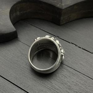 Anillo grande Guardian de oro de 14 quilates con diseño de enredadera cruzada para hombre - Product Image 6