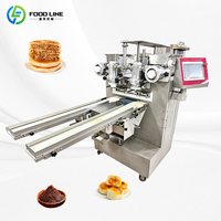 Machine à enrober intégrée pour la transformation de pâtisseries fourrées dans un système de production intégré