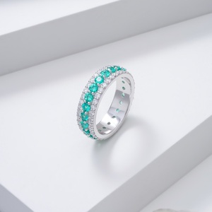 Anillo de eternidad Starsgem de oro de 14 quilates con esmeralda de laboratorio y pavé de moissanita, anillo de boda. - Product Image 2
