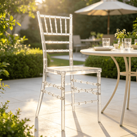 Chaise de salle à manger ergonomique moderne en plastique avec design empilable et imperméable pour restaurants et cafés