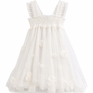 Robe de bébé fille en tulle avec appliques florales enchanteuses et ailes de papillon pour les anniversaires - Product Image 1