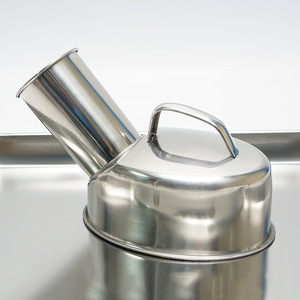 Urinoir portable rond en acier inoxydable 304 épaissi pour hôpital, usage domestique et lit de personnes âgées - Product Image 1