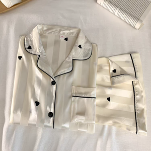 Set <span class=keywords><strong>Pigiama</strong></span> Estivo di Lusso Personalizzato ODM per Donna, Maniche Corte, Lunghezza Intera, Chiusura con <span class=keywords><strong>Bottoni</strong></span> Frontali, Logo, in Raso Dorato - Product Image 4