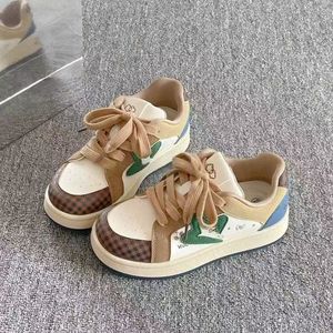 Nuevas zapatillas blancas de suela gruesa para otoño y primavera, versátiles y modernas, para un estilo estudiantil único. Presenta estrellas de colores. - Product Image 5