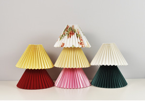 Lampada da Comodino Vintage con <span class=keywords><strong>Paralume</strong></span> Plissettato, Lampada da Tavolo in Legno Massello per Studio e Lettura, Luce Notturna USB con <span class=keywords><strong>Paralume</strong></span> in Tessuto - Product Image 6