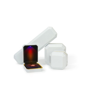 กล่องใส่เครื่องประดับ LED ทรงแปดเหลี่ยม พร้อมไฟ LED สีสันสดใส และไฟสปอตไลท์ บรรจุภัณฑ์เคลือบสีอบ - Product Image 6