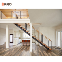 Dernière balustrade d'escalier dorée avec marches, balustrade d'escalier intérieure