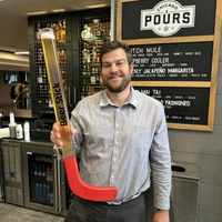 Gobelet à bière réutilisable en plastique de 22 oz, style bâton de hockey américain, avec bouchon à boire directement intégré, souvenir de rentrée scolaire pour le camping