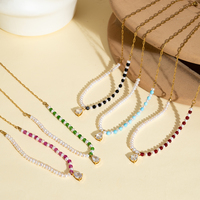 Collier élégant pour femme en acier plaqué PVD 18 carats avec perles d'eau douce, pierres colorées et pendentif goutte d'eau en zirconium, chaîne trombone