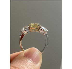 Bague de fiançailles en or massif 14 carats avec trois diamants de laboratoire jaunes taille coussin 2 carats, sur mesure, pour mariage, certifiée - Product Image 2