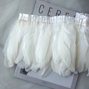 Recorte de plumas de ganso blanco al por mayor de fábrica para vestido - Product Image 1