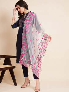 Ensemble prêt-à-porter décontracté pour femme, magnifique kurta d'été en rayonne bleu marine brodée à col en V avec pantalon et dupatta – Prix abordables - Product Image 3