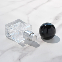 Flacon de parfum en verre transparent de 15 ml avec pulvérisateur à brume fine et capuchon sphérique brillant, idéal pour les trajets quotidiens et les rafraîchissements nomades – Direct Usine