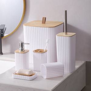 Ensemble <span class=keywords><strong>de</strong></span> 6 accessoires <span class=keywords><strong>de</strong></span> <span class=keywords><strong>salle</strong></span> <span class=keywords><strong>de</strong></span> <span class=keywords><strong>bain</strong></span> en polyrésine et <span class=keywords><strong>bambou</strong></span> Noir Toilette avec poubelle pour usage domestique - Product Image 2