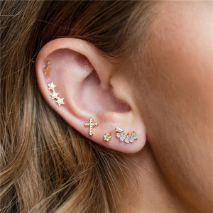 Boucles d'oreilles clous torsadées en argent sterling 925 ROXI avec croix et zircon diamanté, plaqué or 18 carats pour femme - Product Image 3