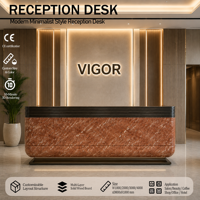 Comptoir de réception incurvé en marbre veiné avec bordure en bois foncé et métal, logo personnalisé, pour cabinet d'avocats, hall d'hôtel