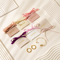 Pochettes d'emballage pour bijoux en microfibre personnalisées et élégantes avec options de rabat et de ruban pour colliers, bracelets et coffrets cadeaux de marque