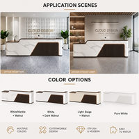 Comptoir de réception en marbre blanc veiné avec panneau latéral en bois foncé cannelé, éclairage LED, logo personnalisé, comptoir de caisse pour bureau ou entreprise