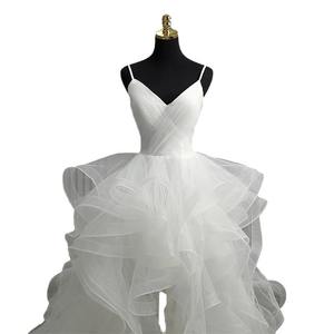 Vestidos de Novia Góticos Blancos de Moda, Cortos por Delante y Largos por Detrás, con Tirantes Espagueti, Escote Profundo en V, Estilo Alto-Bajo, Personalizables - Product Image 2
