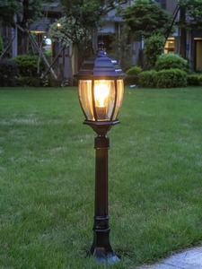 Lampadaire de jardin extérieur en fer avec abat-jour en verre LED, lumière blanc chaud 2700K, IP66 résistant aux intempéries, ampoule A19 non amovible, capteur de mouvement solaire - Product Image 4